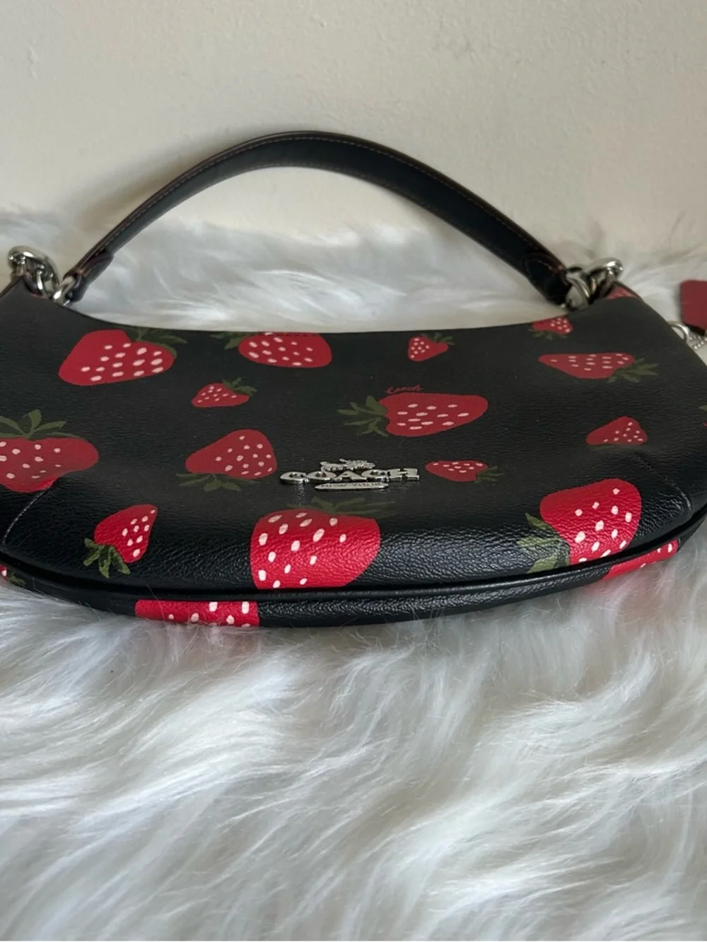 Coach‎ Payton Hobo Black Strawberry Pebbled Leather Shoulder Bag Good